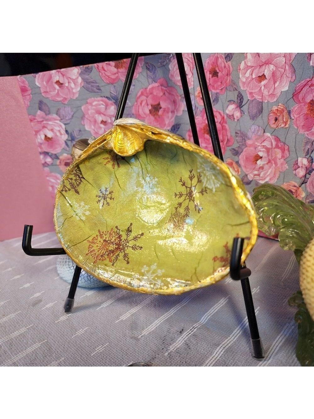 DECOUPAGE CLAM SHELL DECOUPAGE SNOWFLAKES ON A CLAM SHELL TRINKET DISH - Picture 3 of 10